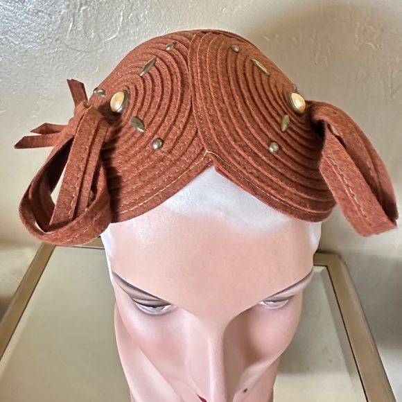 UNIQUE 1930s' RUST FELT HEADPIECE MADE OF 3 CIRCLES, BOWS + METAL STUDS